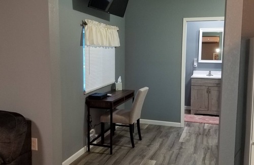 Medicine Lodge House | SwinHousing - Washington Suite, Sleeps 4