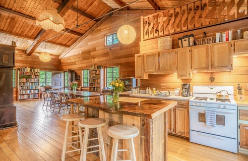 Nelson Ski Chalet | Swiss Chalet Family Retreat w/lake access