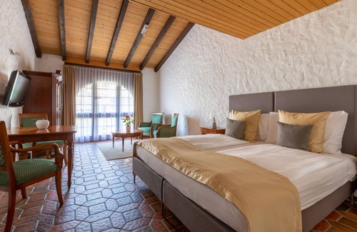 Merlischachen Hotel | Swiss-Chalet Merlischachen - Romantik Schloss-Hotel am See