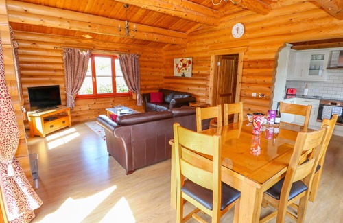 Castle Bytham Cottage | SYCAMORE LODGE, family friendly, with pool in Greetham, Rutland