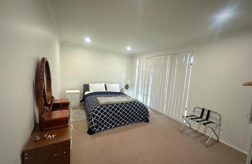 Kingswood Villa | Sydney Blue Mountain Haven 4BR