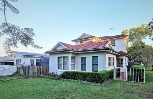 Miranda House | Sydney Meets Miranda, Comfy 4 Bedrooms Corner House