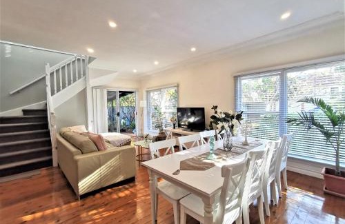 Miranda House | Sydney Meets Miranda, Comfy 4 Bedrooms Corner House