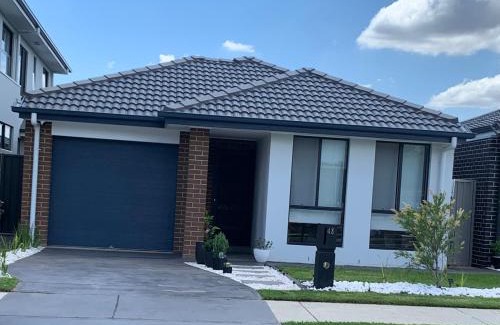 Austral House | Sydney Stay - 5 Bedroom with AC, Study and TVs