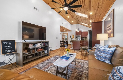 Downtown House | TᕼE ᗰᗩIᑎ ᒪOᗪGE- Modern comfort by TRAILS & MUSEUM located on quiet street