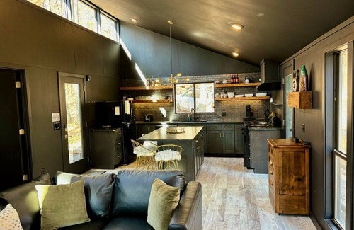 The Woods Cabin | T&A Getaway - Berkeley Springs, WV - Stylish cozy private cabin - 2 BR