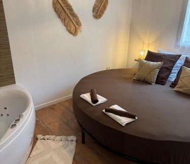Tournefeuille Apartment | T2, Balneo, sauna, lit rond, jeux arcades, parking