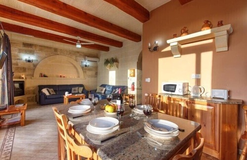 Xaghra Villa | Ta Danjela villa with private pool and close to the sea and historical places