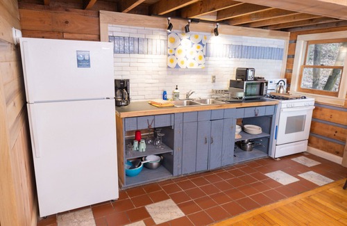 Stanton Cabin | Tall Timbers Rustic Log Cabin: Full Size Cabin w/Washer & Dryer