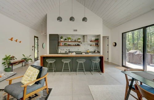 Beach Lake House | Tamarack House - Chic Modern near Narrowsburg