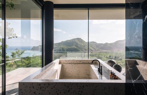 Praya Barat Villa | Tampah Hills