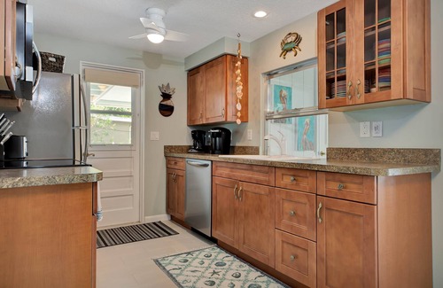 Ridge Wood Heights House | Tana’s Siesta Getaway - Heated Private Pool