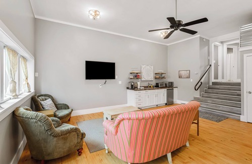 Traverse City Apartment | Tandem Suite - Spacious 2 Bedroom Suite Walkable to Downtown TC