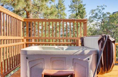 Castle Glen Estates House | Tanglewood by AvantStay 10mins to Bear Mountain Contemporary Hillside Cabin