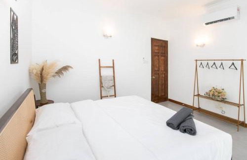 Tanjung Bungah Villa | Tanjung Bungah 5BR Villa w pool 20pax