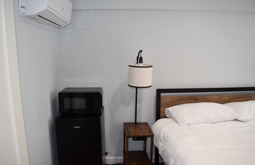 Tannersville Hotel | Tannersville Village on SawMill Creek Room #4- 1 Queen