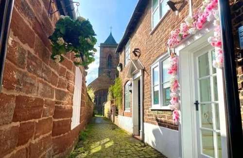 Tarporley Cottage | Tarporley Holiday Cottage - 5 bedroom house in the heart of Cheshire!
