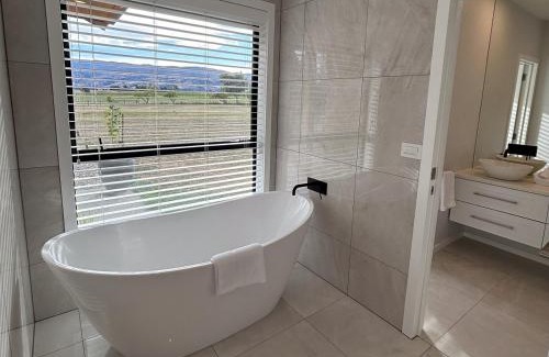 Tarras House | Tarras Serenity Haven - Mountain Views and Calm