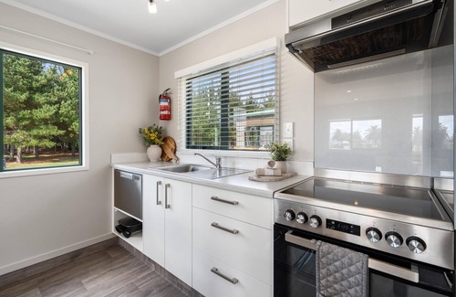 Waitakaruru Hotel | Tasman Holiday Parks - Miranda