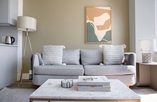 Alexandria West Apartment | Tasteful Alexandria West 1BR w/Gym & W/D, nr Metro, by Blueground