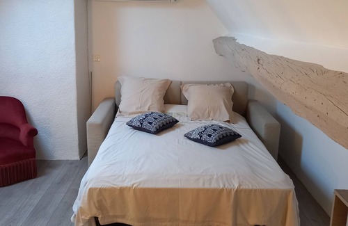 Devay House | Tasteful holiday home in Devay with terrace