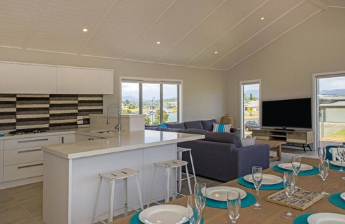 Whitianga House | Tattletails Rest - Whitianga Holiday House