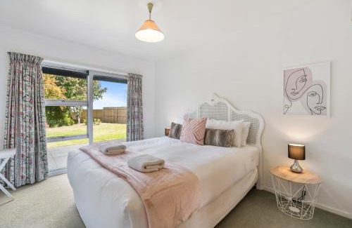 Waipahihi House | Taupo Sunset