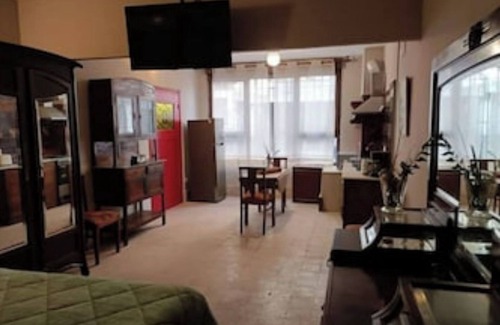 Ciudad Vieja Apartment | Taylor's Port [1] Disembarkation in the Old City
