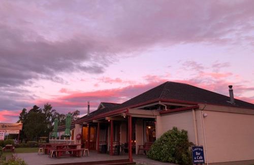 Manapouri Hotel | Te Anau Manapouri Lake Hotel