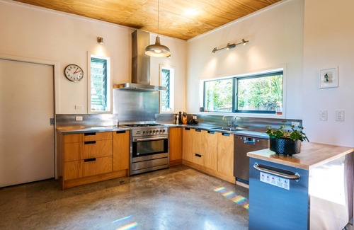 Ostend House | Te Kohanga (The Nest) with spa and FREE use of car*
