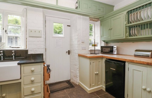 Kinnerton Cottage | TEACHER'S COTTAGE, pet friendly, with open fire in Presteigne