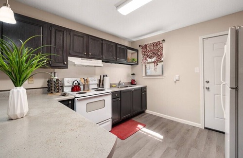 Pineville Apartment | Team Ready King Bed 3 TVs Kitchen Parking W/D