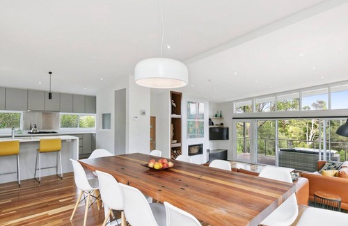 Surf Coast House | Tearmann - WIFI and a Hop, Skip and Jump to the Beach