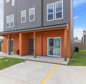 Lafayette Apartment | Teche House KING Bed Luxury Getaway Fast WiFi