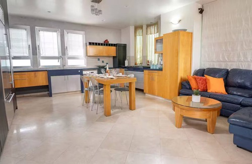 Tel Mond House | Tel Mond Villa - Delightful 4-bedroom house with Jacuzzi