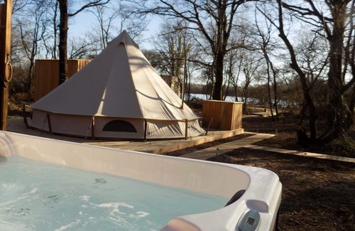 Salles-en-Toulon RV Rental | Tente luxe Etang vue Jacuzzi privatif Copa cabanes 2