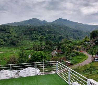 Bandung Villa | Teras Luhur Villa dengan Infinity Pool