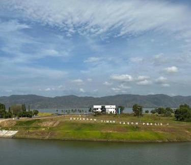 Kampung Padang Malau Resort | Terinai Tasoh Lake View Resort and Cafe