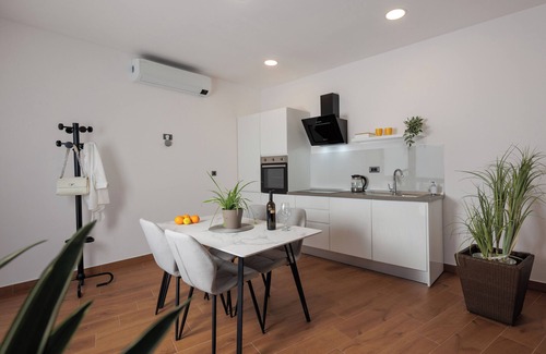 Sarsoni Apartment | Terra 5 Deluxe apartment with parking