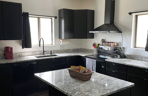 Slovan House | Terrific 6-bedroom house with WiFi in Burgettstown