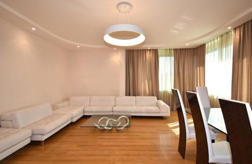 Kentron Apartment | Teryan street, 3 bedrooms Luxury & Grand, Sunny apartment TT663