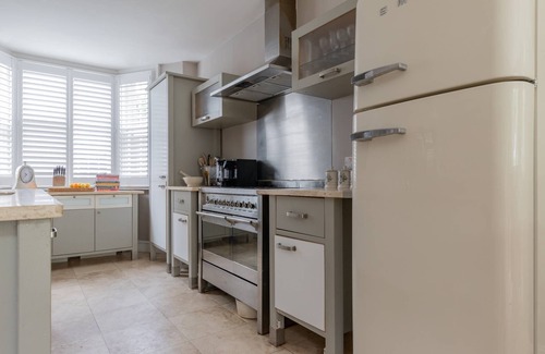 Chelsea Riverside Apartment | Tetcott Road by onefinestay