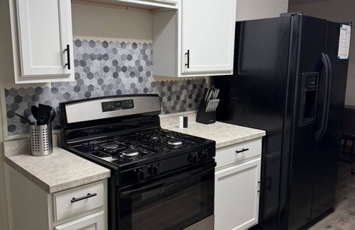North San Antonio - SAT House | Texas Casa Gris> Cozy 2-bedroom house in San Antonio> AC,WiFi,BBQ,Laundry,PetFr.