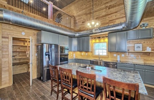 Milam Cabin | Texas Sized, Pet Friendly Barndomnium with Hot Tub Overlooking Toledo Bend Lake!