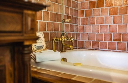 Elizabethtown House | Thaddeus Steven Suite | Moonstone Manor B&B