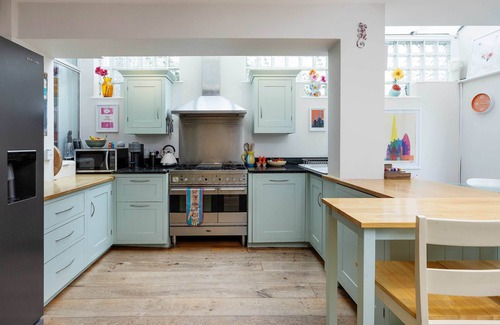 Thamesfield House | Thames-side Retreat, by Veeve
