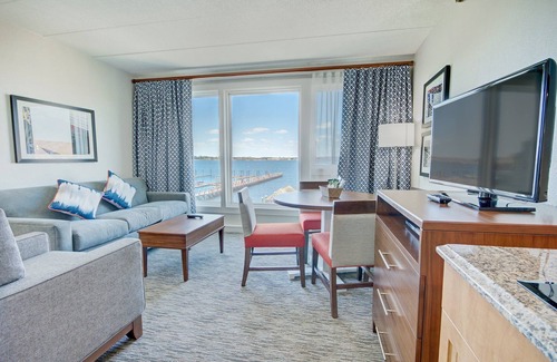 Yachting Village Resort | Thames Street - Newport Harbor 1 Bedroom