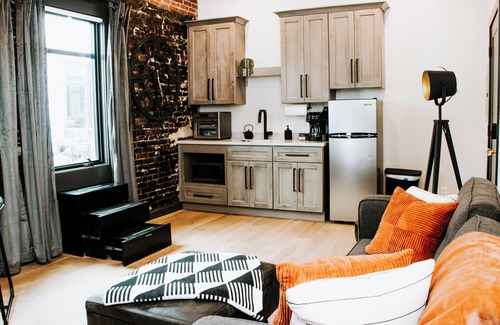 Leitchfield Apartment | The 1935 Historic Alexander Hotel/The Jackson Suite in Leitchfield, KY