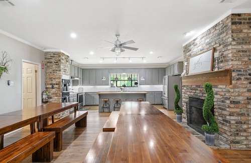 Crawford House | The 5 bedroom Gathering House with pool just 15 minutes outside of Waco, TX.