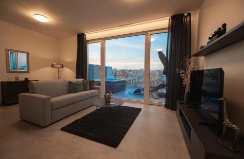 Pieta Apartment | The Address Seafront Suites with Hot Tub